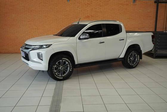 MITSUBISHI L200 TRITON 2.4 16V TURBO DIESEL SPORT HPE-S CD 4P 4X4 AUTOMÁTICO MITSUBISHI L200 TRITON 2.4 16V TURBO DIESEL SPORT HPE-S CD 4P 4X4 AUTOMÁTICO
